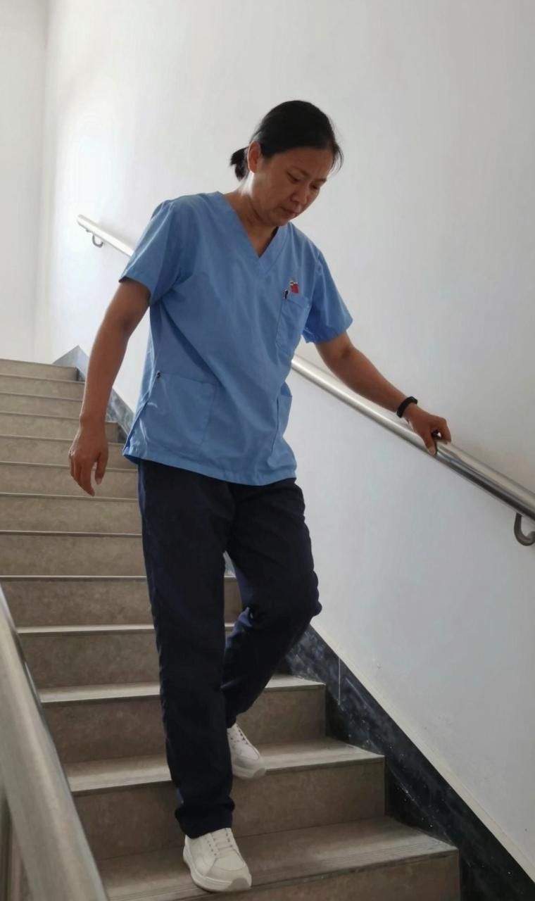 下楼梯要侧着身子扶墙一步一步往下挪 - 康顺宁陪诊